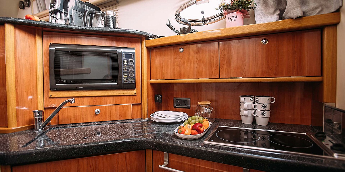 Аренда моторной яхты Sealine 39 АМО в Санкт-Петербурге